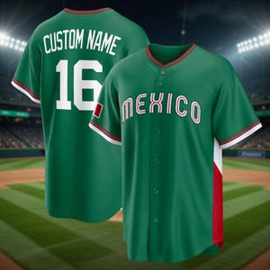 Könnte beinhalten: Grünes Baseball-Trikot mit dem Wort "MEXICO" in Weiß und roter Verzierung. Das Trikot hat eine rot-weiße Verzierung an Kragen und Ärmeln. Auf der Rückseite des Trikots stehen der Text "CUSTOM NAME" und die Nummer "16" in Weiß.