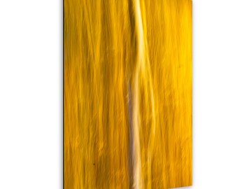 Könnte beinhalten: Abstrakter Kunstdruck mit einer dynamischen Darstellung von Gelb- und Goldtönen und einem zentralen weißen vertikalen Element. Das Kunstwerk suggeriert Bewegung und Textur, die an ein Weizenfeld oder hohes Gras erinnern.