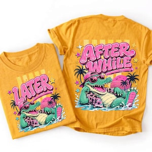 Könnte beinhalten: Ein senfgelbes T-Shirt mit einer Grafik eines grünen Alligators, der einen rosa Hut und eine Sonnenbrille trägt und im Wasser mit Palmen und Sonnenuntergang liegt. Der Text LATER steht vorne und AFTER WHILE hinten in rosa Buchstaben.