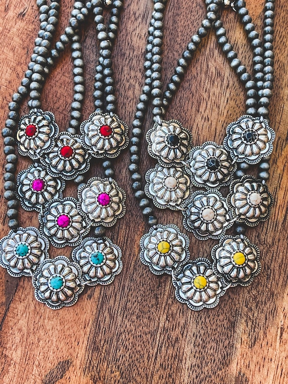 Collana girocollo con pietra naturale e piccolo concho di perle Navajo / Gioielli occidentali / Regalo per lei / Collana con turchese rosso, bianco, nero, giallo e rosa - Italia