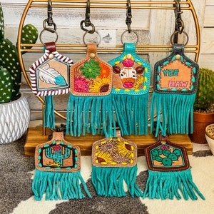 Western Leder Quaste Schlüsselanhänger, Leder Feder Yeehaw oder Sonnenblume Schlüsselanhänger, Punzierter Leder Geldbörse Anhänger, Kuh und Kaktus, Lederarmband