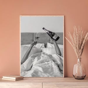 Kobieta Pijąca Wino w Łóżku Plakat, Feministyczny Plakat, Czarno-Biały, Alkoholowa Sztuka Ścienna, Bar Cart Print, Kobieta Plakat, Kobieta Print