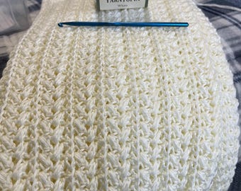 Manta de bebé de ganchillo color crema: Regalo de bautizo unisex hecho a mano