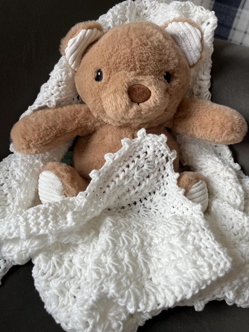 Handmade Crochet Baby Blanket: Soft White Star Stitch image 3