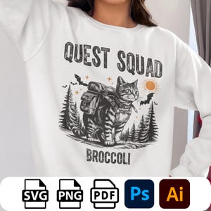 Könnte beinhalten: Weißes Sweatshirt mit einer Schwarzweißillustration einer Katze mit Rucksack und dem Text "QUEST SQUAD BROCCOLI".