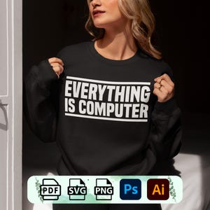 Op de afbeelding: Zwart sweatshirt met de tekst "EVERYTHING IS COMPUTER" in wit.
