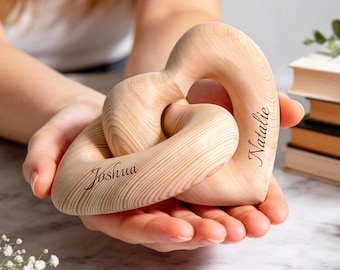 Personliga sammankopplade hjärtan. 5-årsjubileumspresent till henne. Honom, olivträ, trähjärtan. Förlovning, bröllop, alla hjärtans dag-present. Kärlek till frun.