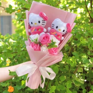 Ramo de flores de peluche, ramo de rosas, regalo de graduación, regalo para niños pequeños, regalo de cumpleaños, regalo de aniversario, ramo de peluches pastel de dibujos animados