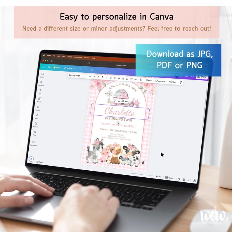 Puede incluir: Una computadora port&aacute;til muestra una invitaci&oacute;n rosa y blanca para un segundo cumplea&ntilde;os. La invitaci&oacute;n presenta animales de granja, un granero y el nombre "Charlotte". El texto en la pantalla dice "F&aacute;cil de personalizar en Canva" y "Descargar como JPG, PDF o PNG".