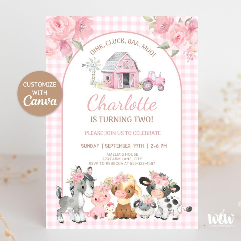 Puede incluir: Una invitaci&oacute;n rosa y blanca a cuadros con ilustraciones de animales de granja y un granero rosa. El texto dice "&iexcl;Charlotte cumple dos a&ntilde;os!" e incluye detalles del evento. El logotipo de Canva es visible.