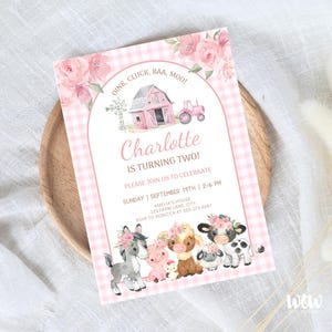 Puede incluir: Una invitaci&oacute;n rosa y blanca a cuadros para una fiesta de segundo cumplea&ntilde;os. La invitaci&oacute;n presenta una granja rosa, un tractor y animales de granja. El texto incluye el nombre "Charlotte", la fecha, la hora y la informaci&oacute;n de RSVP.