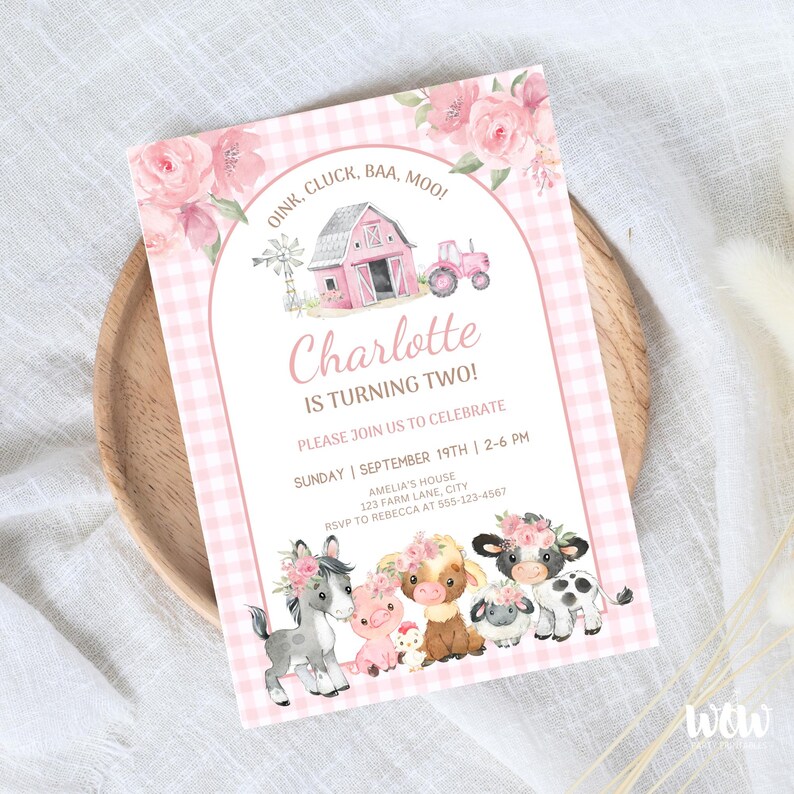 Puede incluir: Una invitaci&oacute;n rosa y blanca a cuadros para una fiesta de segundo cumplea&ntilde;os. La invitaci&oacute;n presenta una granja rosa, un tractor y animales de granja. El texto incluye el nombre "Charlotte", la fecha, la hora y la informaci&oacute;n de RSVP.