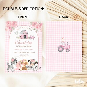 Puede incluir: Invitaci&oacute;n de doble cara con tem&aacute;tica de granja. La parte delantera presenta un granero rosa, un tractor y detalles florales, con el texto "&iexcl;Charlotte cumple dos a&ntilde;os!" La parte trasera tiene un patr&oacute;n de cuadros rosa y una ilustraci&oacute;n de tractor.