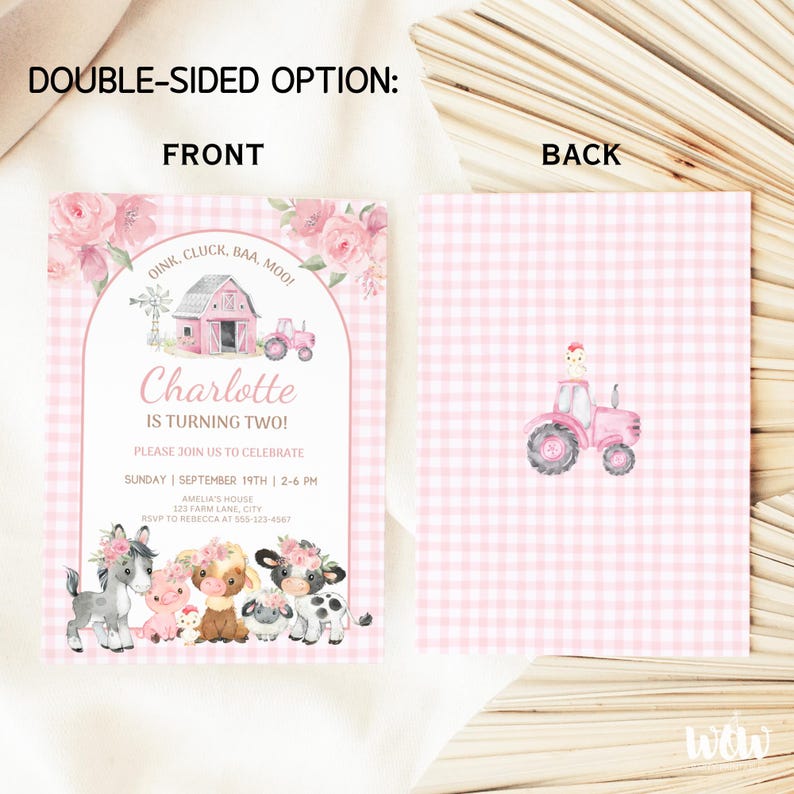 Puede incluir: Invitaci&oacute;n de doble cara con tem&aacute;tica de granja. La parte delantera presenta un granero rosa, un tractor y detalles florales, con el texto "&iexcl;Charlotte cumple dos a&ntilde;os!" La parte trasera tiene un patr&oacute;n de cuadros rosa y una ilustraci&oacute;n de tractor.