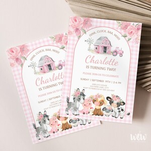 Puede incluir: Dos invitaciones rosas con estampado de cuadros vichy con detalles florales y el texto "&iexcl;Charlotte cumple dos a&ntilde;os!" presentan ilustraciones de animales de granja, un granero rosa y un tractor. Las invitaciones incluyen detalles del evento.