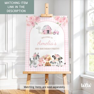 Puede incluir: Un letrero de fiesta rosa y blanco con estampado de cuadros vichy, sobre un caballete de madera. El letrero dice "&iexcl;Bienvenida a la fiesta de 3er cumplea&ntilde;os de Amelia!" y presenta ilustraciones de animales de granja y un granero rosa. El texto "Matching item link in the description" est&aacute; en la parte superior.