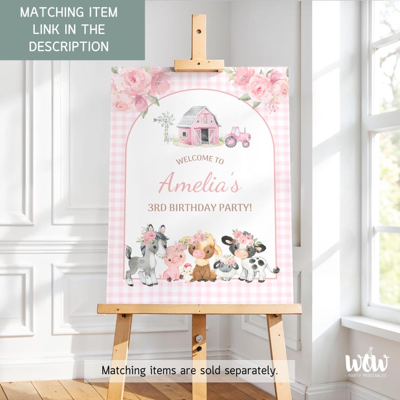 Puede incluir: Un letrero de fiesta rosa y blanco con estampado de cuadros vichy, sobre un caballete de madera. El letrero dice "&iexcl;Bienvenida a la fiesta de 3er cumplea&ntilde;os de Amelia!" y presenta ilustraciones de animales de granja y un granero rosa. El texto "Matching item link in the description" est&aacute; en la parte superior.