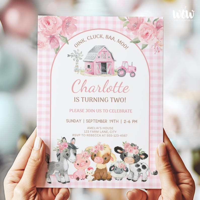 Puede incluir: Una invitaci&oacute;n rosa y blanca con estampado de cuadros vichy con detalles florales e ilustraciones de animales de granja. La invitaci&oacute;n dice "&iexcl;Charlotte cumple dos a&ntilde;os!" e incluye detalles del evento. El dise&ntilde;o presenta un granero, un tractor y varios animales de granja.