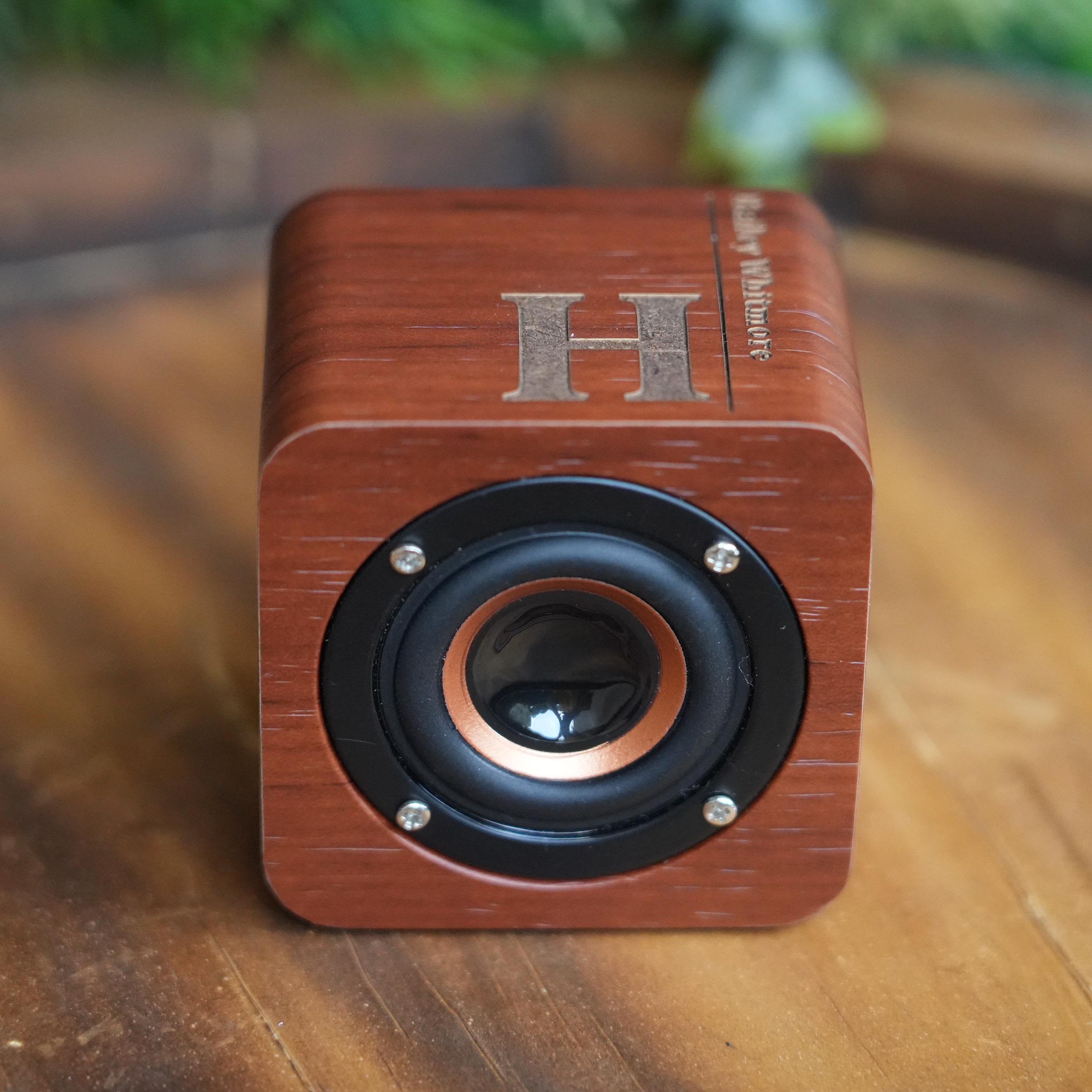 パーソナライズされたBluetoothスピーカー：彫刻された竹材