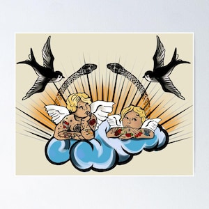 Puede incluir: Ilustración estilo tatuaje con dos querubines tatuados, alados y rubios, descansando sobre nubes azules. Dos golondrinas negras y dos serpientes están posicionadas encima de los querubines, con un diseño de rayos de sol en el fondo. La obra tiene una estética vintage.