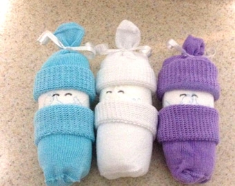 Bebés con calcetines de pañal