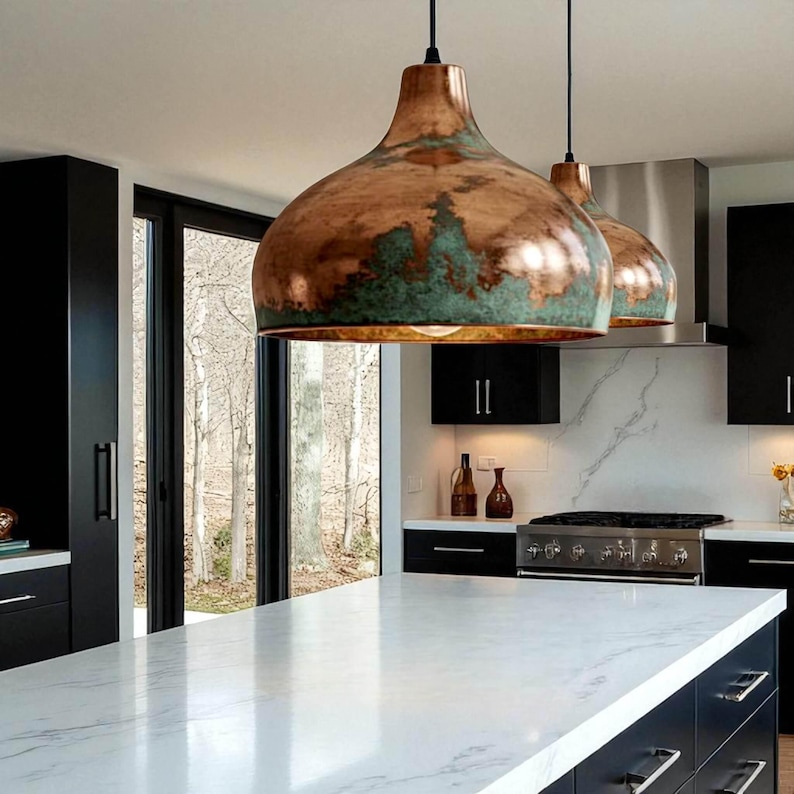 Lampada a sospensione in rame ossidato – Plafoniera a cupola con patina verde non laccata per isola cucina immagine 4