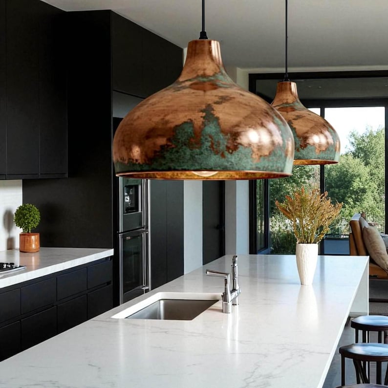 Lampada a sospensione in rame ossidato – Plafoniera a cupola con patina verde non laccata per isola cucina immagine 1