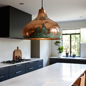 Lampada a sospensione in rame ossidato – Plafoniera a cupola con patina verde non laccata per isola cucina immagine 2