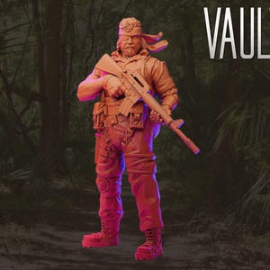 Puede incluir: Figura de color rojo anaranjado de un soldado sosteniendo un rifle, con una bandana y un uniforme militar. La figura tiene un diseño detallado, con bolsillos y botas. La palabra "VAULTZ" está en texto blanco en la esquina superior derecha. El fondo es un bosque oscuro.