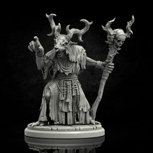 Könnte beinhalten: Graue Figur einer gehörnten Kreatur mit schädelähnlichem Gesicht, zerfetzten Gewändern und einem Stab mit einem Totenkopf. Die Figur steht auf einem kreisförmigen Sockel, vor dunklem Hintergrund.