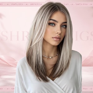Könnte beinhalten: Eine schulterlange Perücke mit glattem, gestuftem Haar in einer Farbpalette aus Platinblond und Aschbraun mit dunklerem Ansatz. Das Haar ist mittig gescheitelt und umrahmt das Gesicht mit glatten Strähnen. Der Text SHRINE WIGS ist im Hintergrund zu sehen.