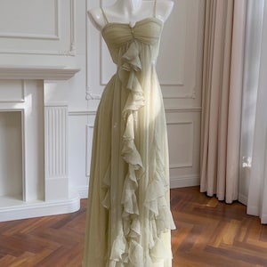 rachel green wedding dress How to Recreate the Iconic Wedding Looks in Friends?