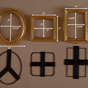 Puede incluir: Tres marcos de fotos dorados con soportes de metal negro. Los marcos miden 15,2 cm por 12,7 cm, 10,2 cm por 10,2 cm y 13,9 cm por 10,2 cm. El marco ovalado mide 10,2 cm por 8,9 cm.