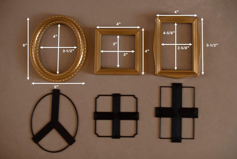 Puede incluir: Tres marcos de fotos dorados con soportes de metal negro. Los marcos miden 15,2 cm por 12,7 cm, 10,2 cm por 10,2 cm y 13,9 cm por 10,2 cm. El marco ovalado mide 10,2 cm por 8,9 cm.