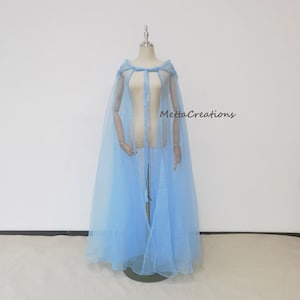 Cape à capuche bleu ciel : Cape de mariée en organza bleu
