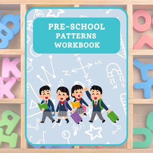 Może przedstawiać: Okładka zeszytu ćwiczeń w kolorze niebieskim i białym z tekstem "PRE-SCHOOL PATTERNS WORKBOOK". Na okładce znajduje się ilustracja pięciu dzieci w szkolnych mundurkach, które idą razem.