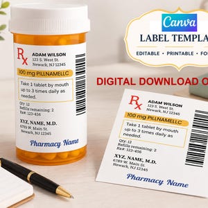 Puede incluir: Un frasco de pastillas de plástico naranja lleno de tabletas amarillas y una etiqueta de papel cuadrada a juego. Ambos presentan texto negro que incluye Adam Wilson, 100 mg PILLNAMELLC, instrucciones de dosificación, un código de barras y Pharmacy Name.