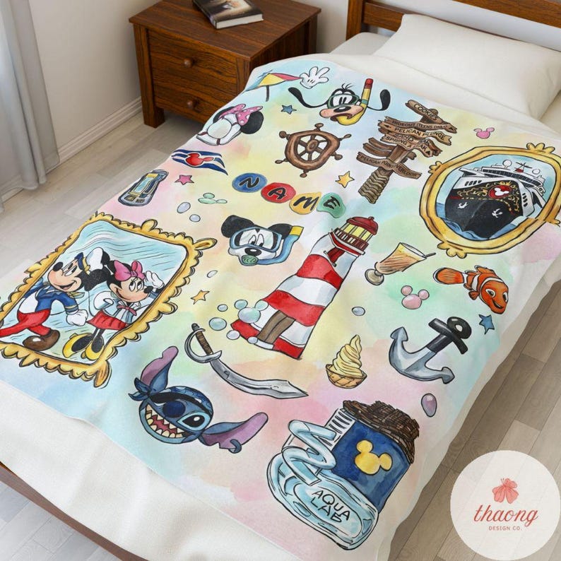 Puede incluir: Una colorida manta con personajes de dibujos animados y elementos n&aacute;uticos. El dise&ntilde;o incluye Mickey y Minnie Mouse, un faro, un ancla y un crucero. La manta tiene un efecto acuarela con una variedad de colores.