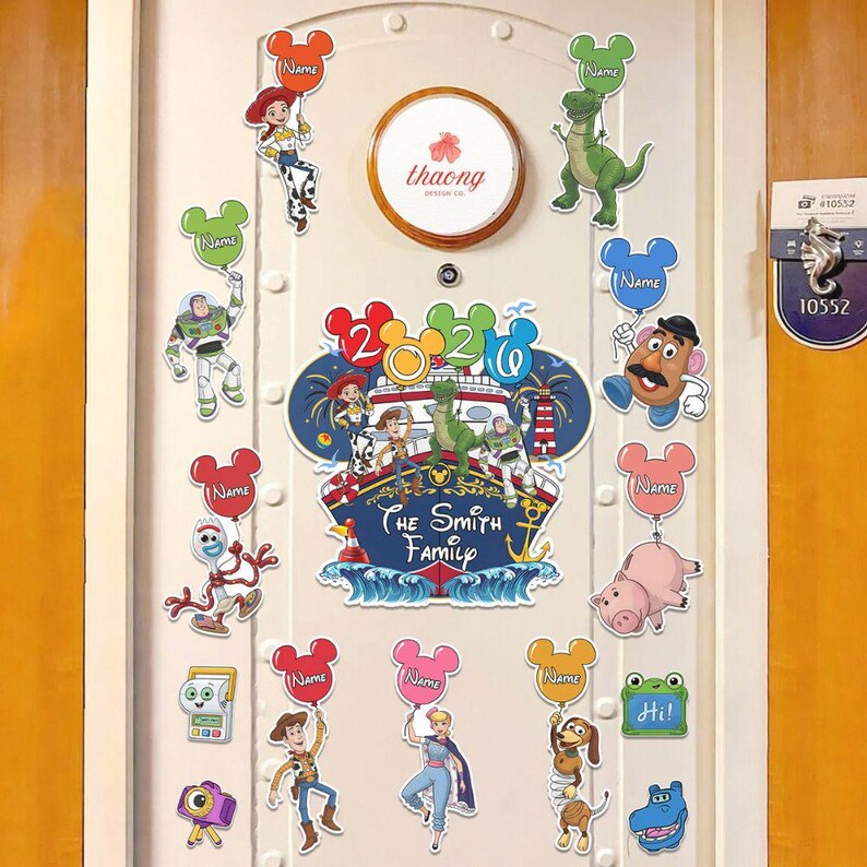 Puede incluir: Una colecci&oacute;n de pegatinas de personajes de Toy Story en una puerta, incluyendo a Jessie, Buzz Lightyear, Rex, Sr. Patata, Forky, Woody, Bo Peep y Slinky Dog. La pegatina central muestra un crucero con el texto The Smith Family y 2026.