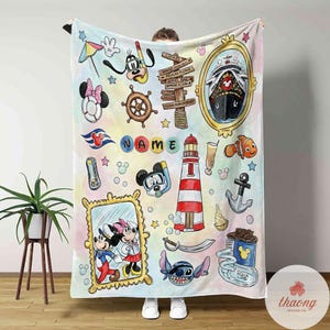 Puede incluir: Una colorida manta con varias ilustraciones tem&aacute;ticas de Disney. El dise&ntilde;o incluye Mickey y Minnie Mouse, Goofy, un faro, un barco y otros elementos n&aacute;uticos. Tambi&eacute;n se muestra la palabra "NAME". El fondo tiene un efecto de acuarela.