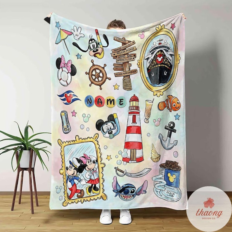 Puede incluir: Una colorida manta con varias ilustraciones tem&aacute;ticas de Disney. El dise&ntilde;o incluye Mickey y Minnie Mouse, Goofy, un faro, un barco y otros elementos n&aacute;uticos. Tambi&eacute;n se muestra la palabra "NAME". El fondo tiene un efecto de acuarela.