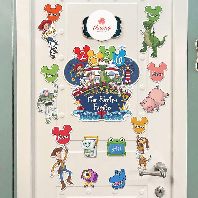 Puede incluir: Una colecci&oacute;n de pegatinas de pared con tem&aacute;tica de Toy Story que incluye personajes como Woody, Buzz Lightyear, Rex y Hamm. La pieza central muestra un crucero con el texto The Smith Family, 2026, y globos con forma de Mickey y etiquetas de nombres.