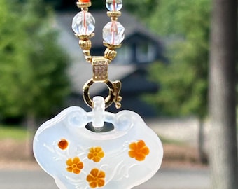 Collar con colgante de ágata tallado a mano con flores de cerezo.