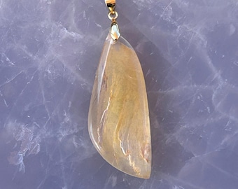 Colgante de hoja de cuarzo sanador dorado