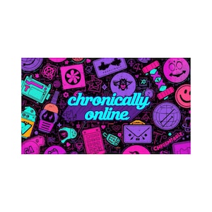 Può includere: Un design colorato e vario con la scritta "chronically online" in turchese. Lo sfondo nero è ornato da icone viola, rosa e turchesi, tra cui una faccina sorridente, un globo e una radio retrò. Il design è dinamico e accattivante.