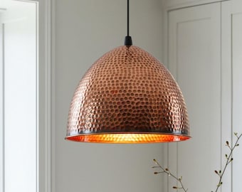 Wisząca lampa z kopułą z kutej miedzi: rustykalne oświetlenie żyrandola