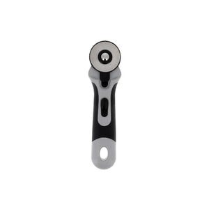 Peut inclure: Un cutter rotatif doté d'une lame circulaire en métal argenté sur le dessus, d'une poignée ergonomique gris clair et noire, d'un mécanisme de verrouillage de sécurité coulissant noir au centre et d'un trou circulaire à la base.