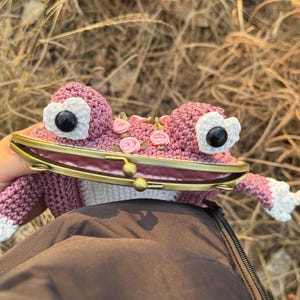 手作りのかぎ針編みカエルバッグ – バラが付いたユニークでかわいいクロスボディ財布 – 彼女への風変わりなギフト