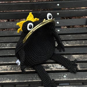 Froschkönig-Tasche – Handgefertigte schwarze Frosch-Geldbörse mit goldener Krone