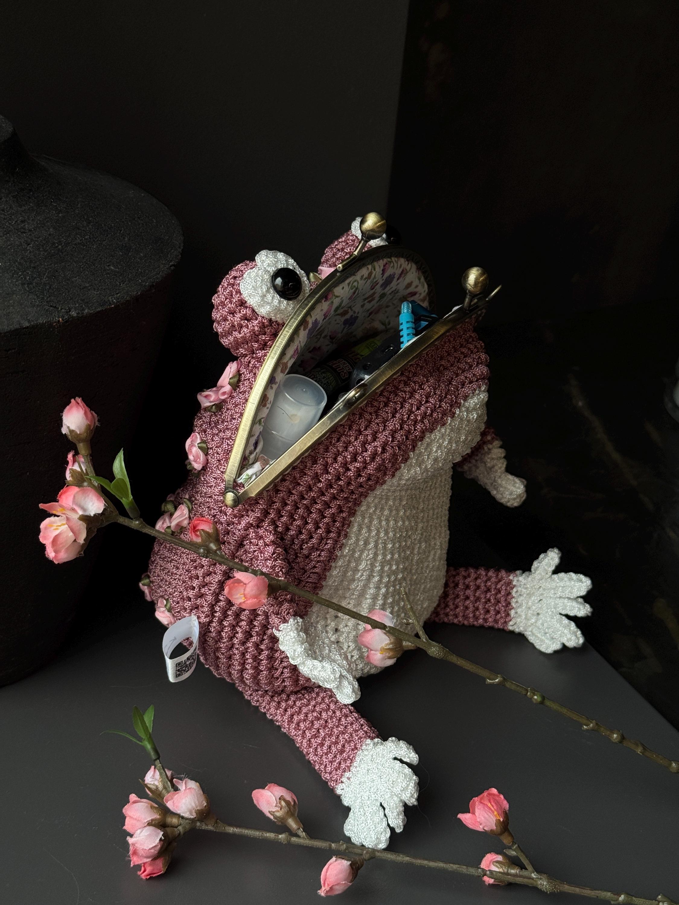 手編みカバン ハンドメイドかぎ針編みのカエルバッグ - バラをあしらったユニークで
